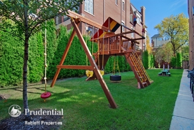 <p>The optional side yard bumps the home price up from $8.9 million to $10 million.</p>
