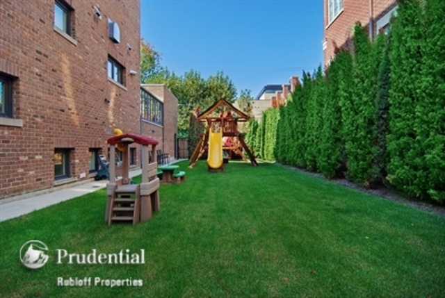 <p>The side yard of the home at 1866 N. Howe Street bumps the home price up from $8.9 million to $10 million.</p>

