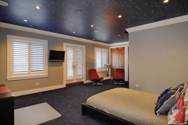 <p>One of the house's six bedrooms.</p>
