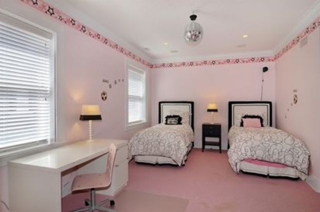 <p>One of the house's six bedrooms.</p>
