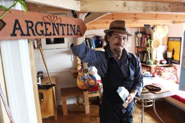 With a little help from an Amish family in Ohio, a 23-year-old Loyola grad has sold 1,200 leather journals, so far.