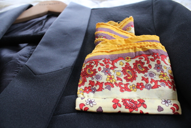 <p>This silk men's handkerchief designed by Redgi Woods is sewn at the bottom to maintain the folds.</p>
