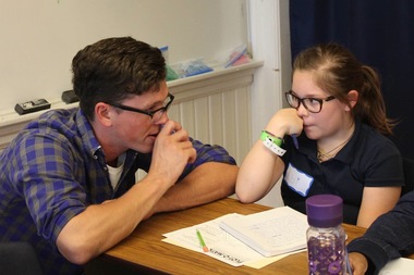 826Chi volunteer Bryce Parsons-Twesten (l.) works with a Brentano student on her creative writing.