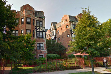 Apartments on Farwell Avenue, just around the corner from the where the walking tour begins Wednesday at the Rogers Park Public Library.