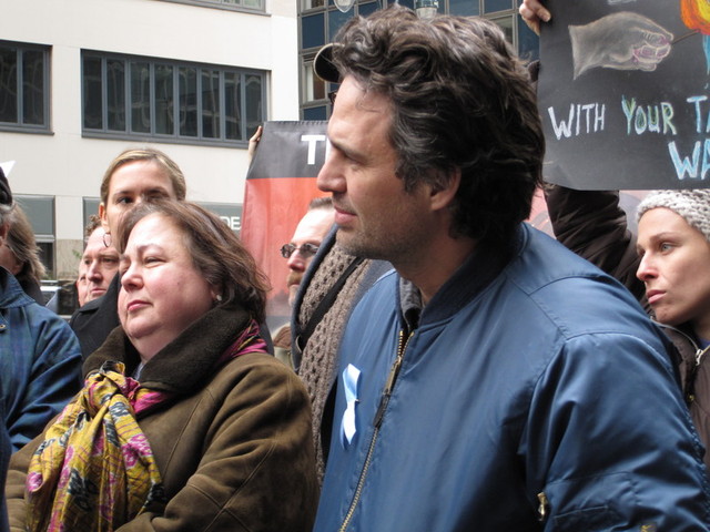 Actor Mark Ruffalo wore a blue ribbon to commemorate the people whose drinking water has been contaminated.