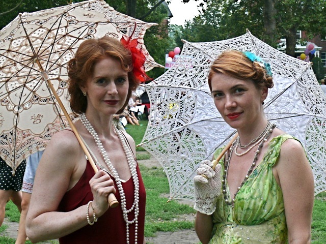 These women wore long fluid dresses and floral fascinators in keeping with 30s high style. 
