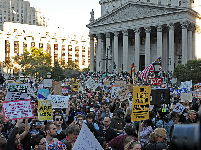 The crowd in Foley Square stretched across the street to the federal court house Oct. 5, 2011. 