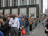 Tech Fans Flock to Apple Store for iPhone 4S Release
