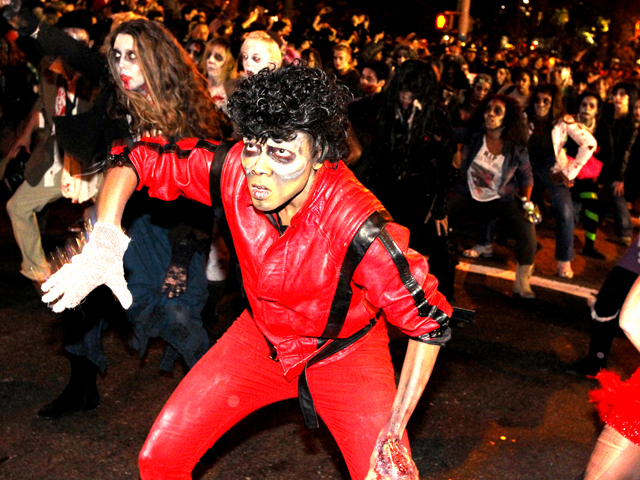 <p>Crowds thrill to Michael Jackson's Halloween thriller.</p>
