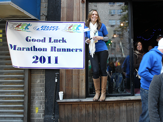 <p>Spectators on the Upper East Side enjoy this years NYC Marathon.</p>
