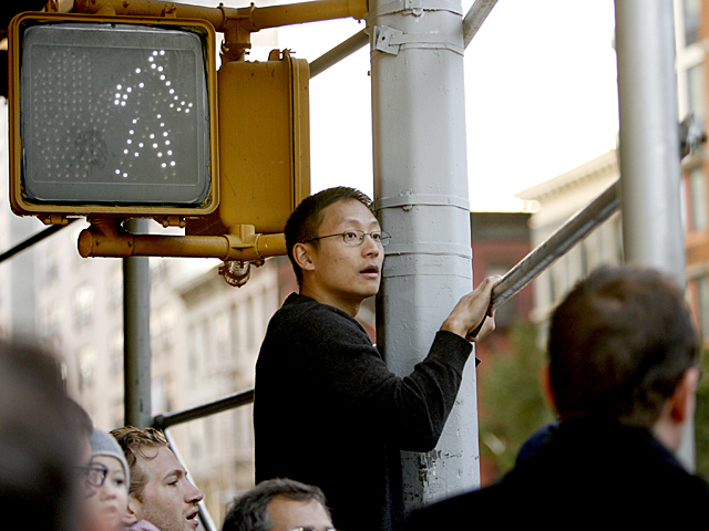 <p>This spectator climbed a traffic light to catch a glimpse of this years NYC Marathon.</p>
