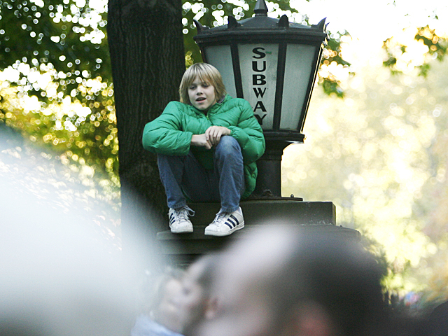 <p>A spectator grabs a great view at this years NYC Marathon.</p>
