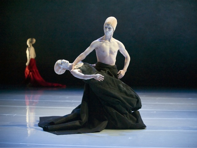 Shen Wei Dance Arts performing 