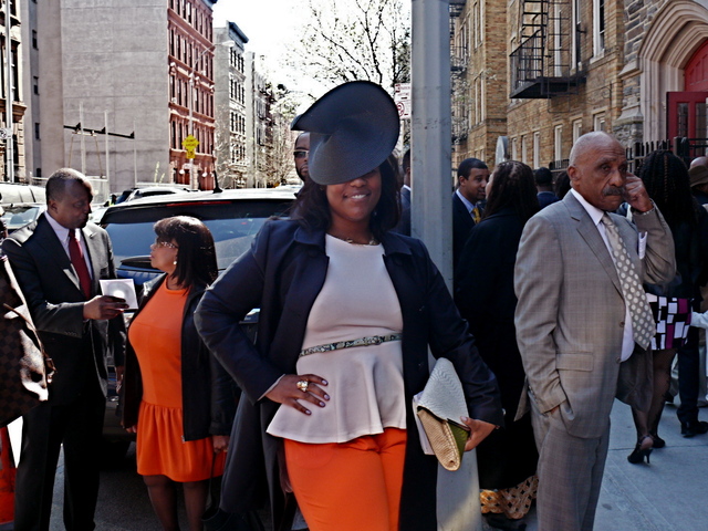 Cieja S. in a chic straw modern disc look.