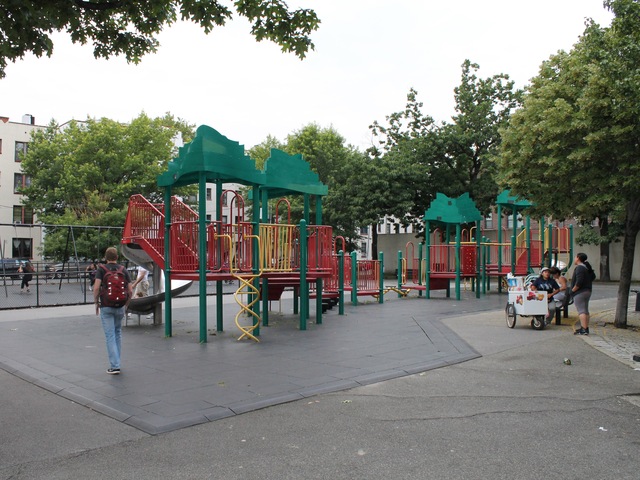 Hoyt Playground is located next to major Astoria thoroughfares.