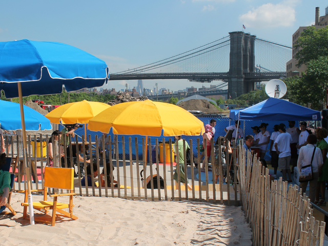 The Brooklyn Bridge can be seen from the Pop-Up pool. 