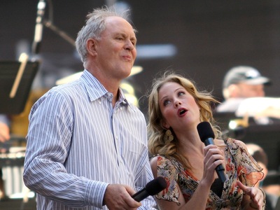 John Lithgow and Christina Applegate host the 'Broadway On Broadway' on Times Square on Sept. 18, 2005 in New York City. 