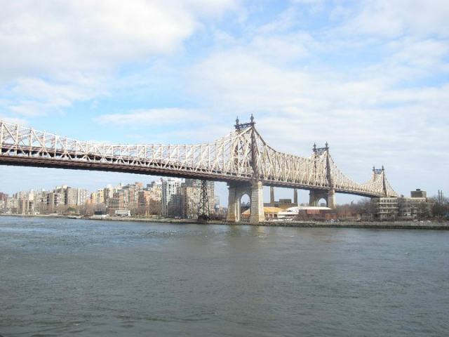 The park at 1 Sutton Place South afford striking views of the Ed Koch-Queensboro Bridge. 
