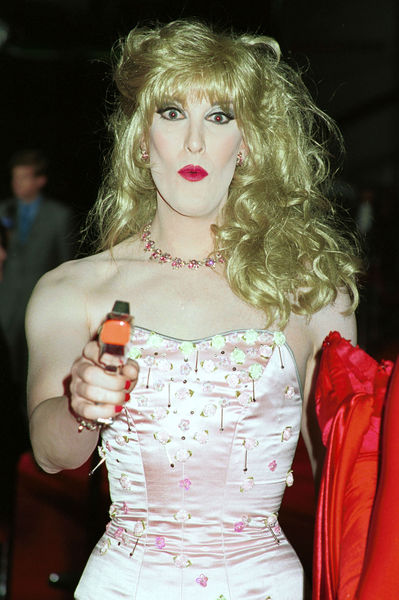 <p>A female impersonator attends the last engagement performance of Barbra Streisand September 27, 2000 at Madison Square Garden in New York City.</p>
