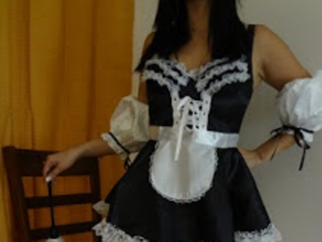 <p>The website features pictures of naked and scantily clad women.</p>

