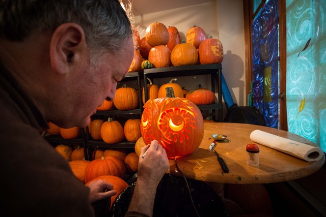 <p>Put final touch on the owl</p>
