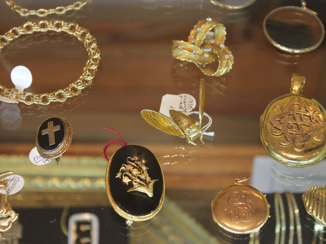 <p>A collection of gold brooches at Pippin.</p>
