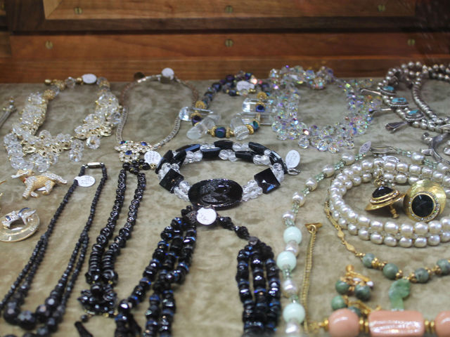 <p>Crystal necklaces were popular in the 1950s.&nbsp;</p>
