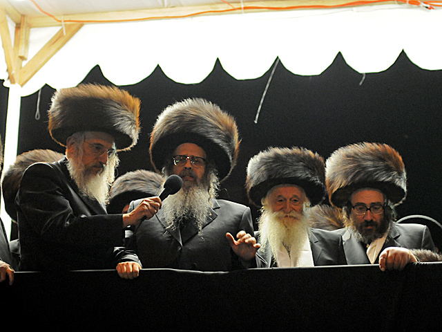 <p>Satmar rabbi Rabbi Zalman Teitelbaum speaks to his followers on Bedford Avenue after his grandson got married, Oct. 17, 2012.</p>

