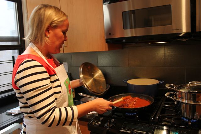 <p>Natalya Murakhver cooks meatballs with grass-fed beef in a jar of organic pasta sauce.&nbsp;</p>
