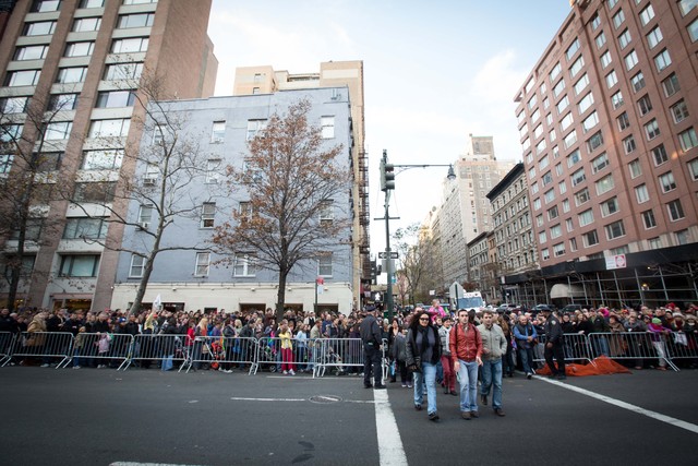 <p>Hundreds turned out to watch the Macy's Thanksgiving Day Parade balloon inflation Nov. 21, 2012.</p>
