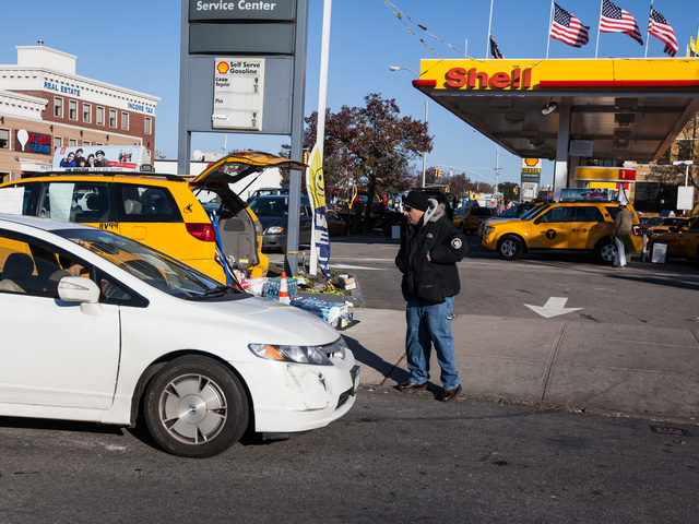 <p>A DNAinfo reporter is denied access to a Shell gas station selling fuel to yellow cabs only in Queens on Nov. 9, 2012.</p>
