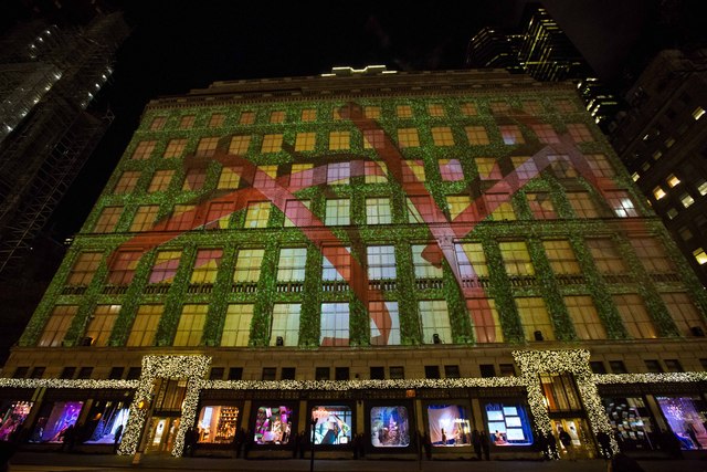 <p>On Monday night, Saks Fifth Avenue delighted horde of onlookers with the unveiling of its windows decoration as well as the trademark light show on its 10-story-building&rsquo;s fa&ccedil;ade.</p>
