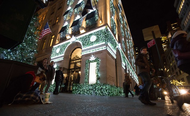 <p>A scene on Fifth Avenue's sidewalk</p>
