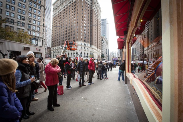 <p>Macy's windows decoration always attract huge attention from visitors</p>
