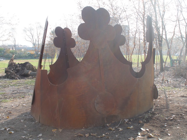 <p>Melissa Calderon&rsquo;s &ldquo;Indivisible,&rdquo; a massive crown made of metal, was bent by strong winds.</p>
