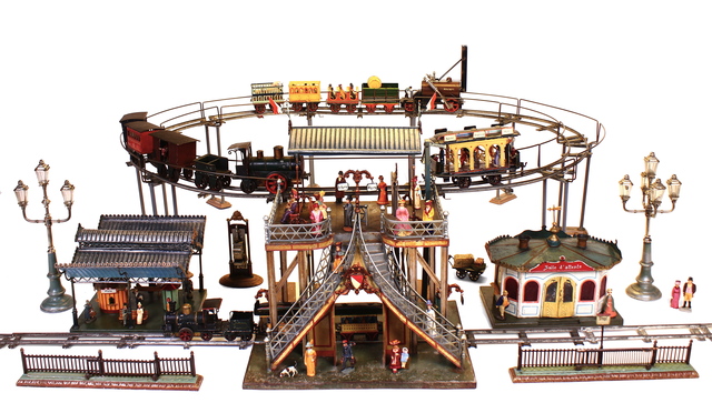 <p>An elevated station with accessories from 1900 made by Marklin.</p>
