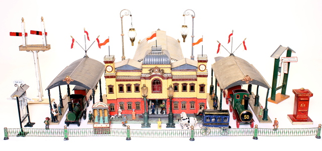 <p>A Rock & Graner train station from 1900 with Ludwig Lutz Company toy trains from 1882.</p>
