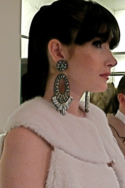 <p>Sleeveless armscye in white mink vest with silk organza.</p>
