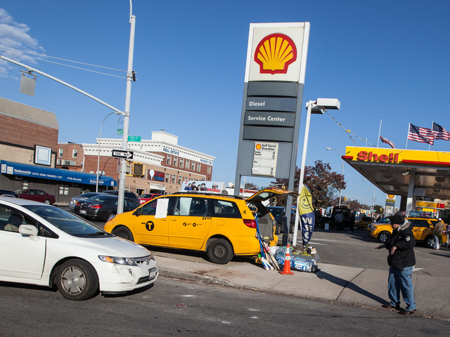 <p>A DNAinfo reporter is denied access to a Shell gas station selling fuel to only yellow cabs on Northern Blvd., in Queens on Nov. 9, 2012.</p>
