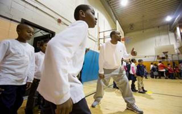 <p>New York Giants reciever Hakeem Nicks prepares to race against children in the after-school program at the Union Settlement in East Harlem.&nbsp; Nicks announced a program to send kids home with backpacks full of healthy food on Fridays.</p>
