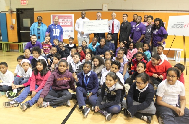 <p>New York Giants' receiver Hakeem Nicks with kids from Union Settlement.</p>
