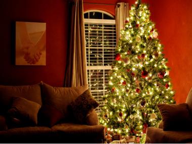 Forget oversized Christmas trees and gaudy menorahs: Real estate experts say less is more.