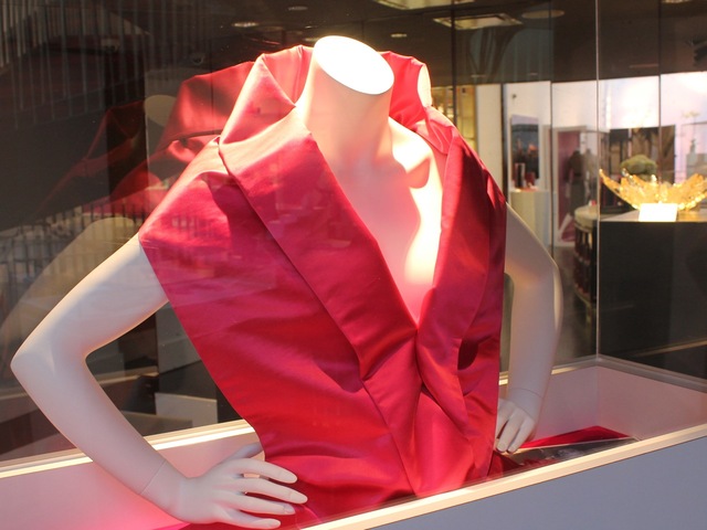 <p>Marilyn Monroe wore this satin evening stole to the Oct. 1956 premiere of Arthur Miller's play "A View From the Bridge," &nbsp;according to a placard at the SoHo exhibition.</p>
