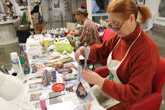 <p>Artisan Gladys Rosa Perez who teaches a technique of how to paint on plexiglass.</p>
