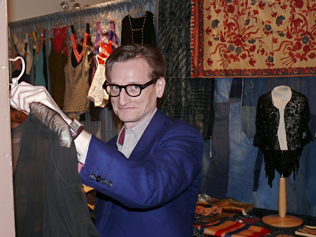 <p>Hamish Bowles of <em>Vogue</em> at The Manhattan Vintage Clothing Show.</p>
