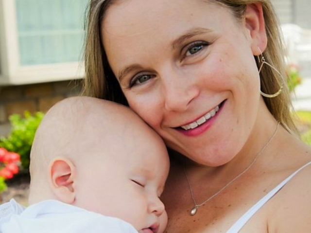 <p>New 'A Child Grows in Brooklyn' blog owner, Nicole Horne, with her baby.</p>
