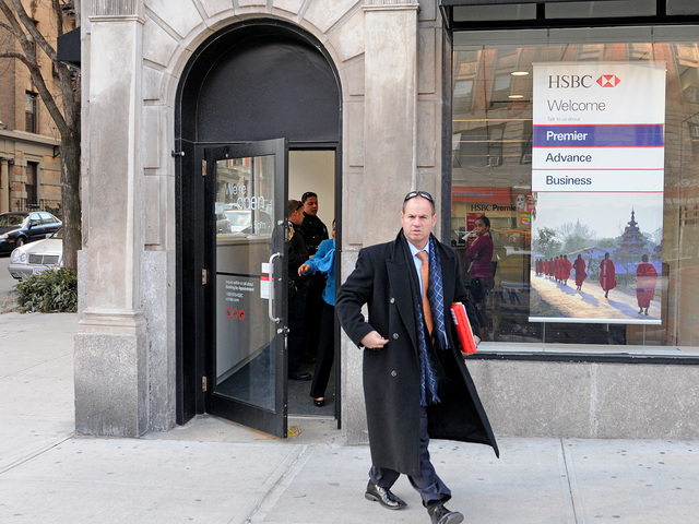 <p>Police investigate an HSBC bank robbery Jan. 23, 2013.</p>
