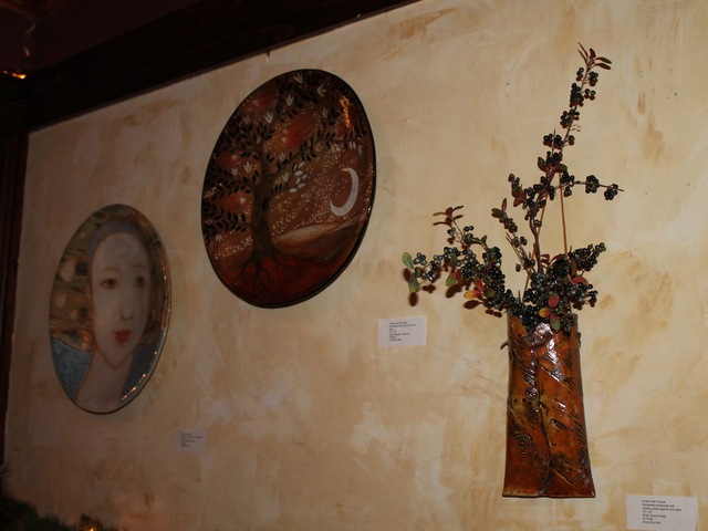 <p>The exhibit shows ceramic wall hangings.</p>
