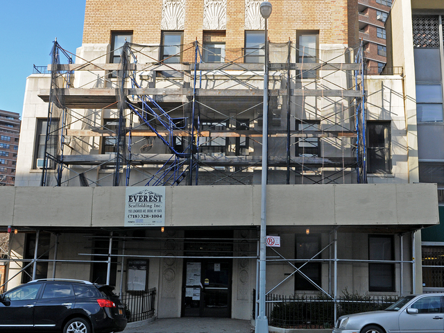 <p>The Bialystoker building has had scaffolding over the entrance on East Broadway since shuttering in 2011.</p>
