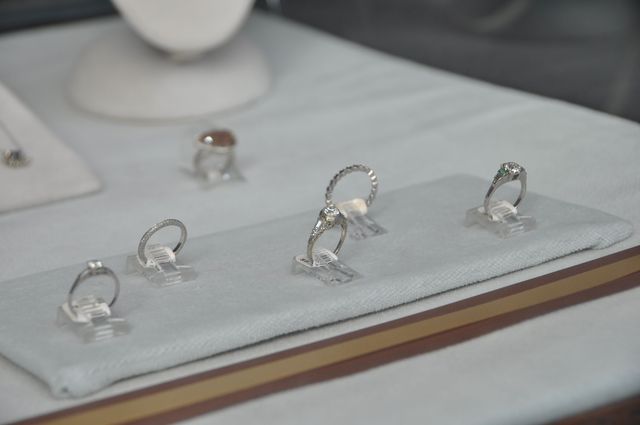 <p>Police said the individuals smashed the store's display cases and took the jewelry at the store.</p>
